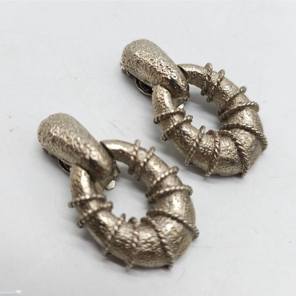 Textured Silver Tone Clip On Door Knocker Earrings Ribbed Oval Design - Picture 2 of 4